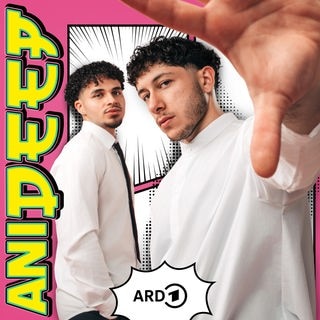 Luis und Umut vom Podcsst aniDEEP vor einem Manga Panel