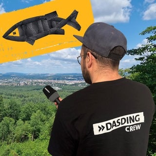 Ein Reporter mit Mikrofon, im Hintergrund ein Bild von Kaiserslautern und darüber Kaiserslautern aus Tape.