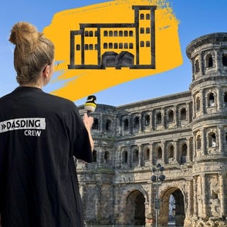 Eine Reporterin mit Mikrofon, im Hintergrund ein Bild von Trier und darüber Trier aus Tape.