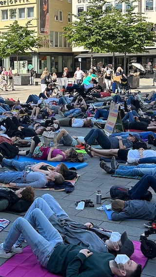 Liegenddemo in Stuttgart für MECFS-Erkrankte