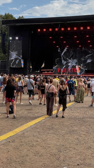 Menschen stehen vor der Lucky-Lake Bühne