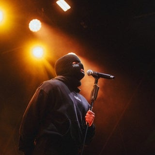 Rapper 1986zig mit Maske