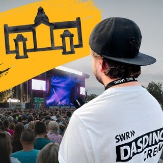 Ein Reporter mit Mikrofon, im Hintergrund ein Bild von Das Fest Karlsruhe und darüber Karlsruhe aus Tape.