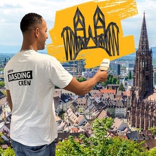 Ein Reporter mit Mikrofon, im Hintergrund ein Bild von Freiburg und darüber Freiburg aus Tape.