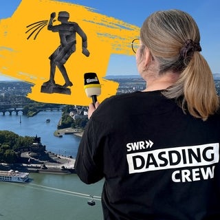Eine Reporterin mit Mikrofon, im Hintergrund ein Bild von Koblenz und darüber der Schängelbrunnen aus Tape.