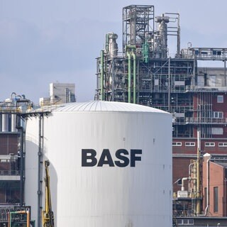 Ein Tankbehälter mit der Aufschrift «BASF» in Ludwigshafen (Rheinland-Pfalz) auf dem Werksgelände des Chemiekonzerns BASF.