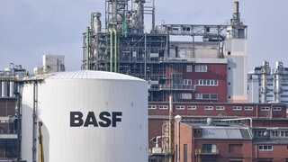 Ein Tankbehälter mit der Aufschrift «BASF» in Ludwigshafen (Rheinland-Pfalz) auf dem Werksgelände des Chemiekonzerns BASF.