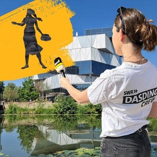 Eine Reporterin mit Mikrofon, im Hintergrund ein Bild der Experimenta Heilbronn und darüber das Kaethchen aus Tape.