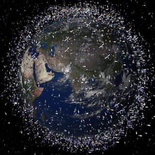 Das computergenerierte Bild der European Space Agency (ESA) zeigt Weltraummüll früherer Weltraummissionen, der neben intakten Satelliten um die Erde kreist