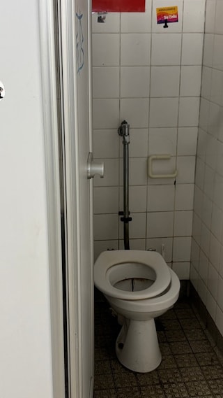Seit den 60er Jahren wurde die Jungen-Toilette am Hans-Purrmann-Gymansium nicht mehr saniert. 