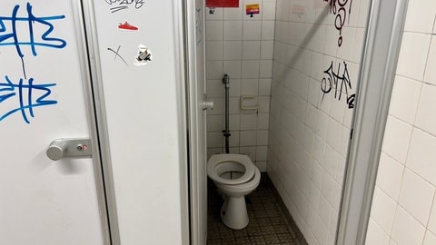 Seit den 60er Jahren wurde die Jungen-Toilette am Hans-Purrmann-Gymansium nicht mehr saniert. 